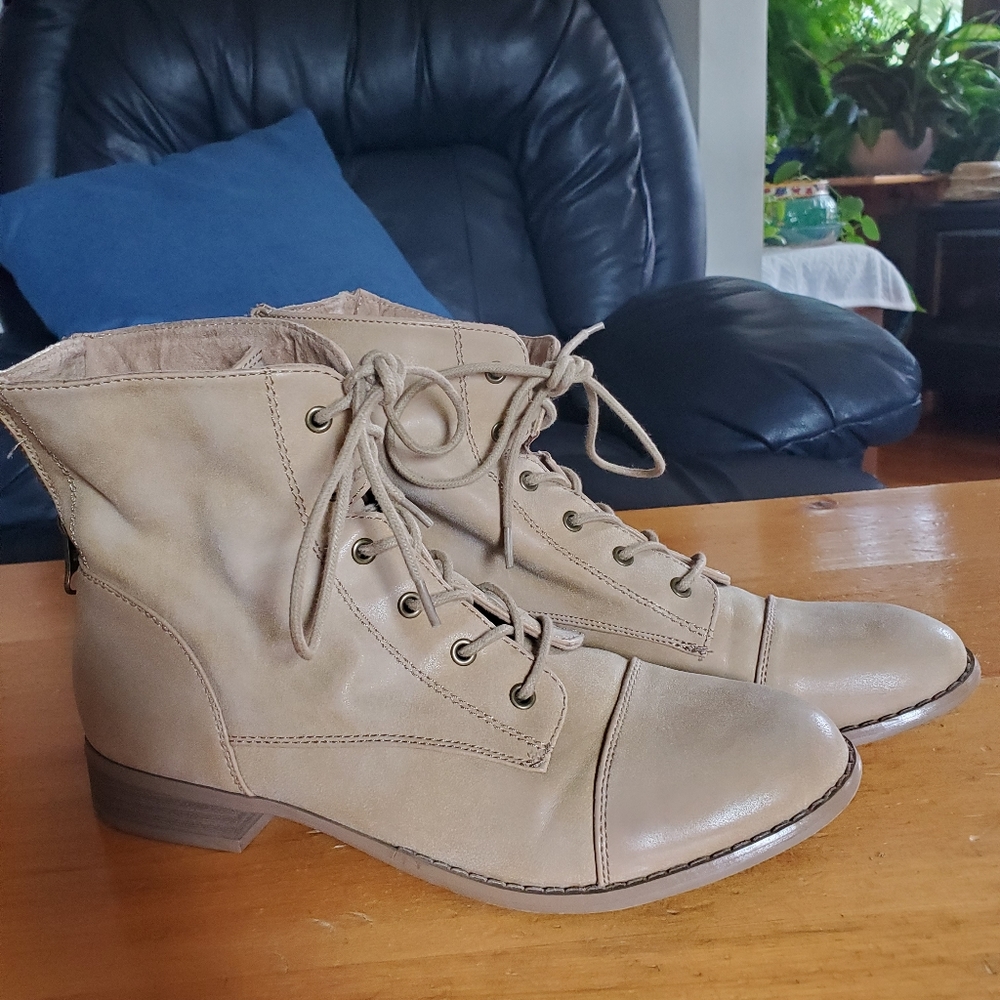 G by Guess Lace Up Ankle Boots Size 10m.